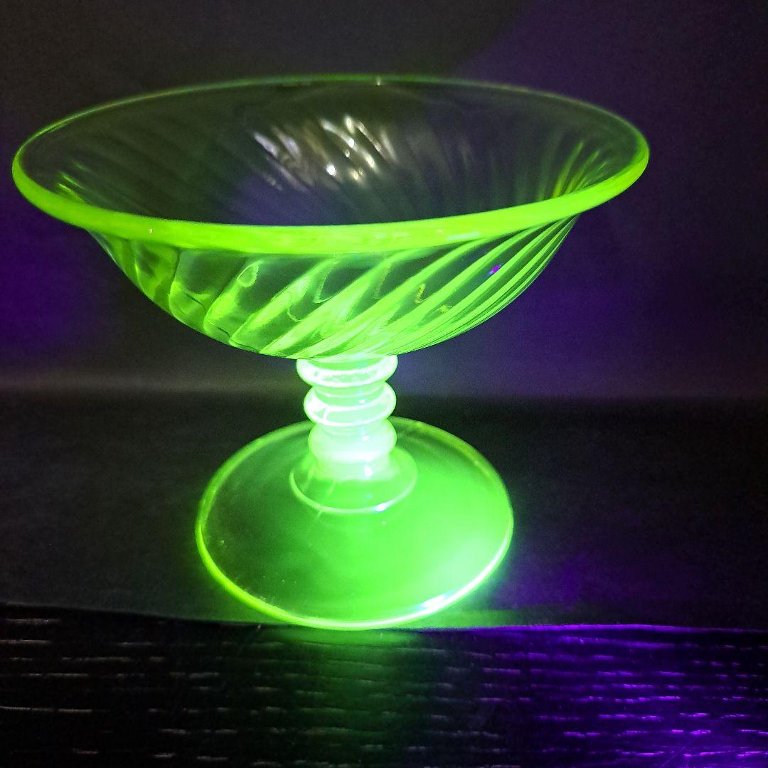 ウランガラス　USA　極上カナリアンイエロー　菊型ひねり切子　デザ―トカップ