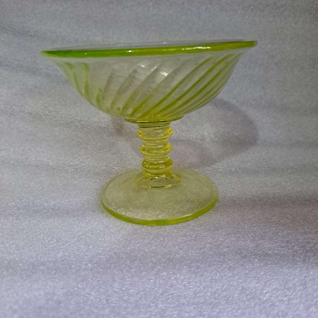 ウランガラス　USA　極上カナリアンイエロー　菊型ひねり切子　デザ―トカップ