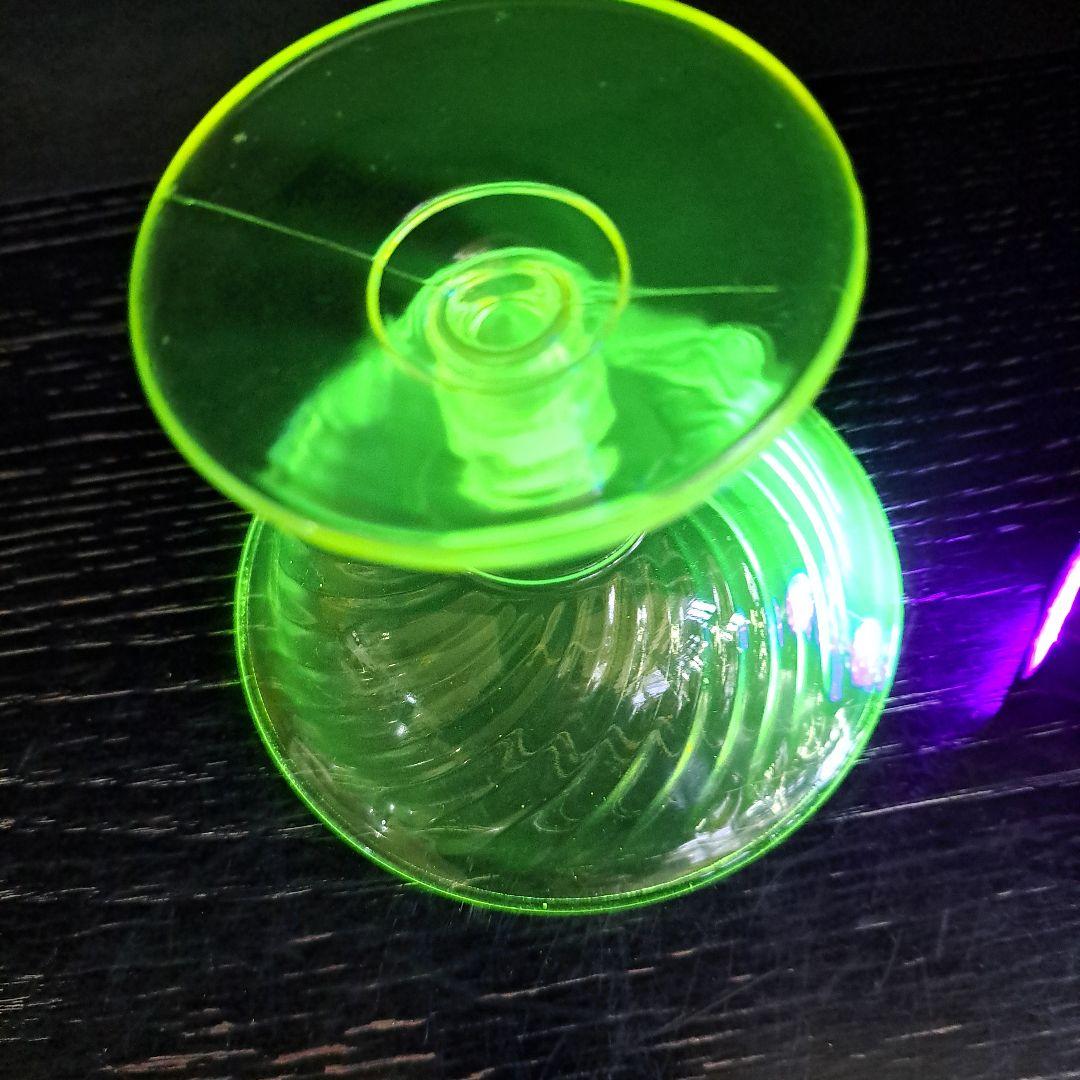 ウランガラス　USA　極上カナリアンイエロー　菊型ひねり切子　デザ―トカップ