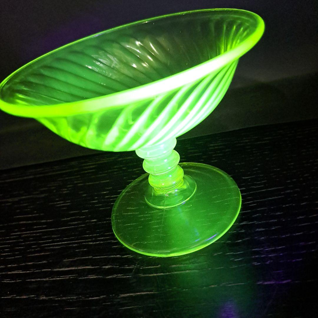 ウランガラス　USA　極上カナリアンイエロー　菊型ひねり切子　デザ―トカップ