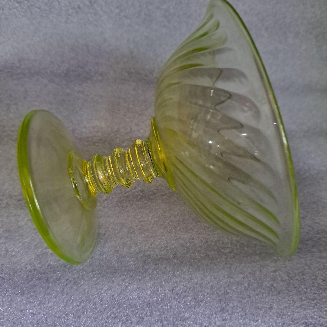 ウランガラス　USA　極上カナリアンイエロー　菊型ひねり切子　デザ―トカップ