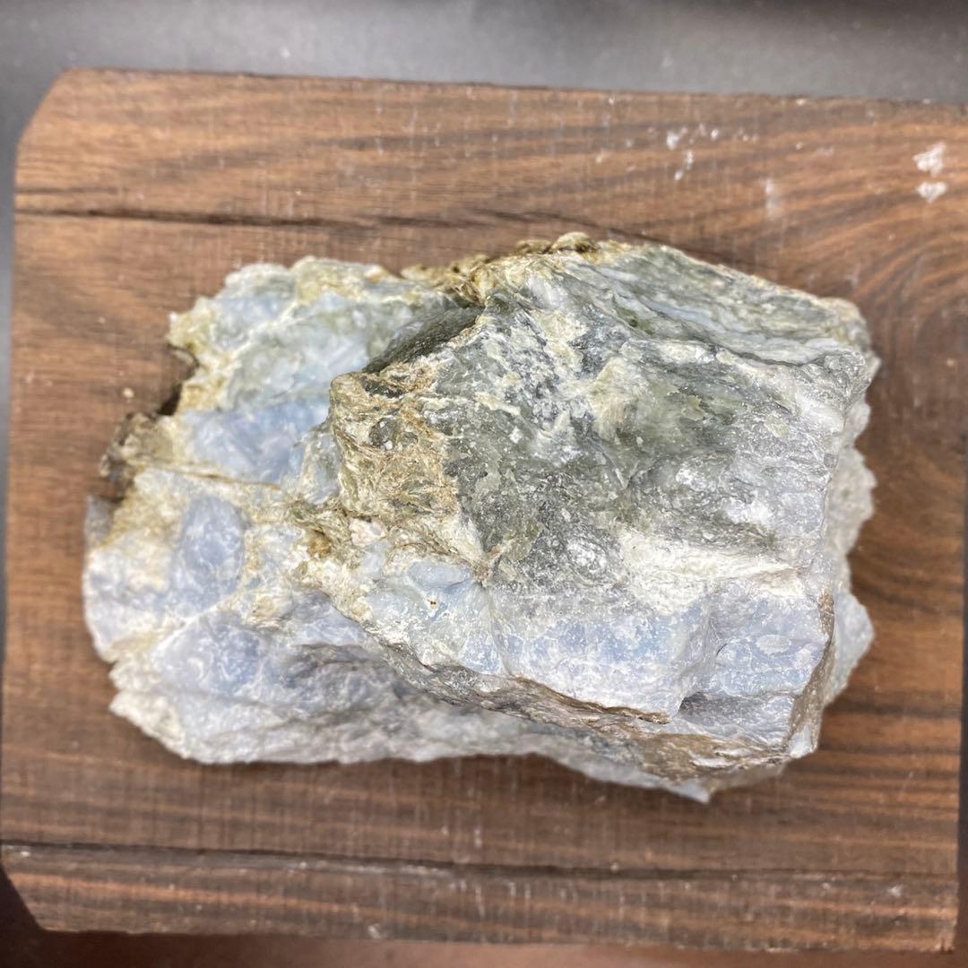 【P005】糸魚川　青翡翠　677g　天然石　原石　ヒスイ　パワーストーン　山石