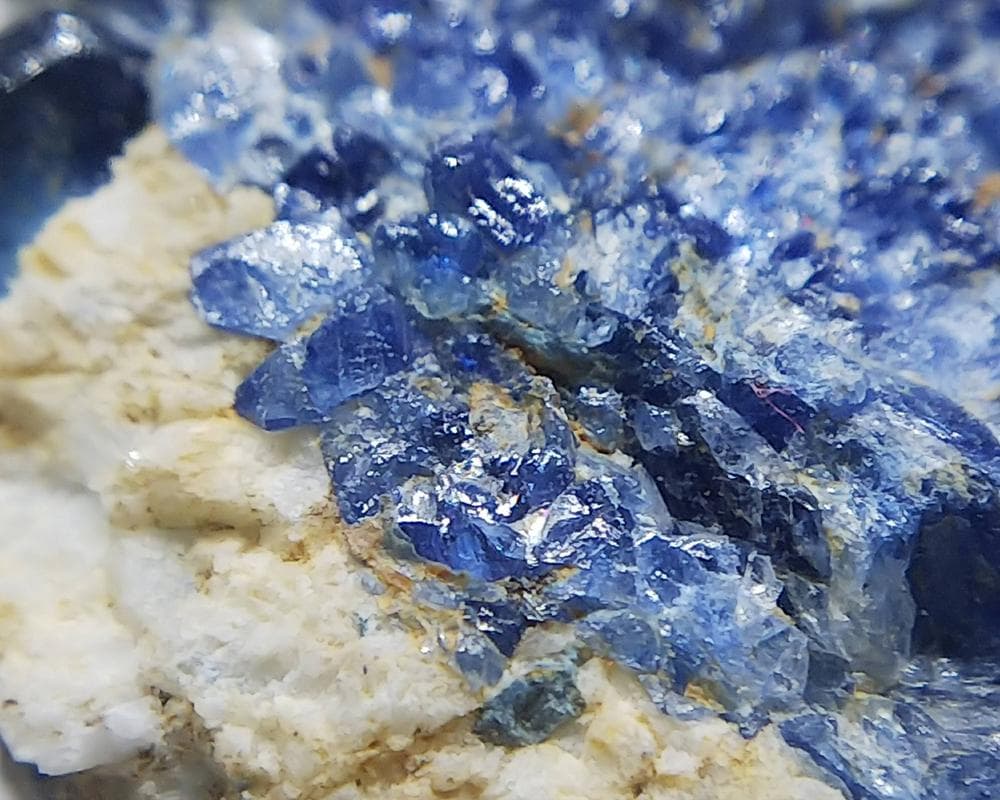 350 ベニトアイト 結晶 原石 母岩付き