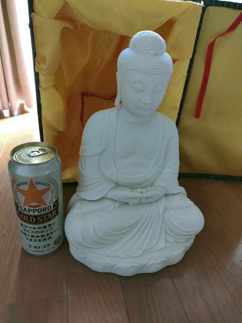 白い　陶器　仏像
