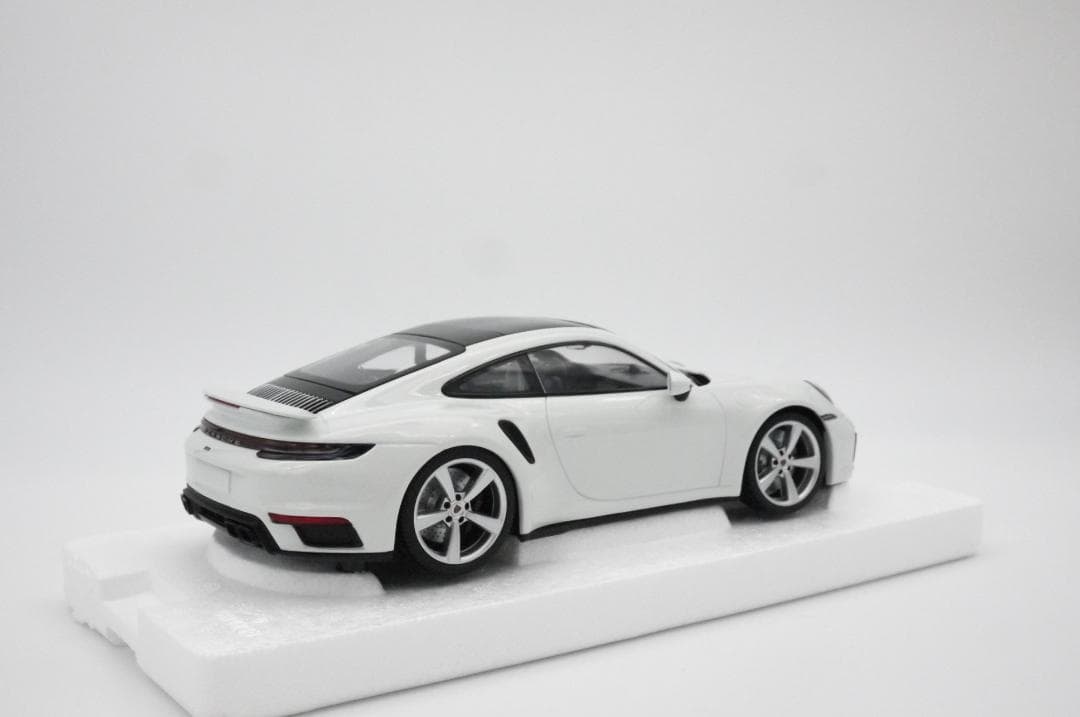 1/18 ポルシェ 911 (992) ターボ S ホワイト PMA