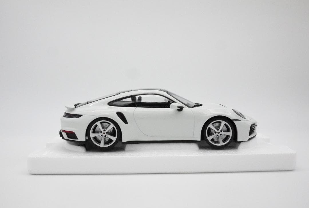 1/18 ポルシェ 911 (992) ターボ S ホワイト PMA