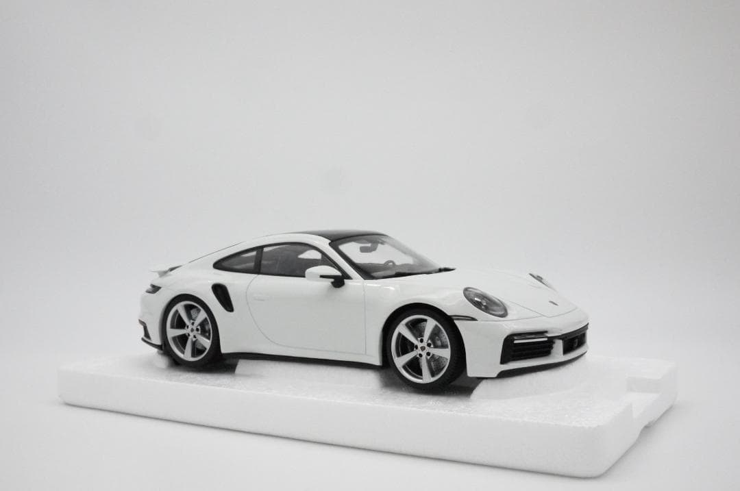 1/18 ポルシェ 911 (992) ターボ S ホワイト PMA