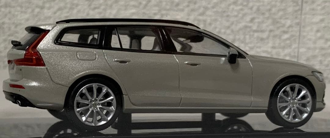 1/43 VOLVO特注 1/43 VOLVO V60 バーチライト