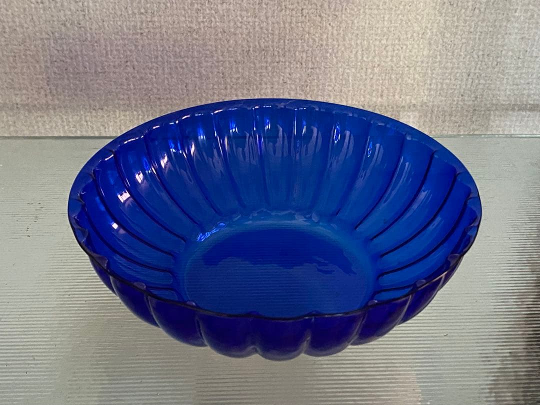 小澄正雄（Masao Kozumi）　型吹き硝子　花弁型瑠璃色bowl
