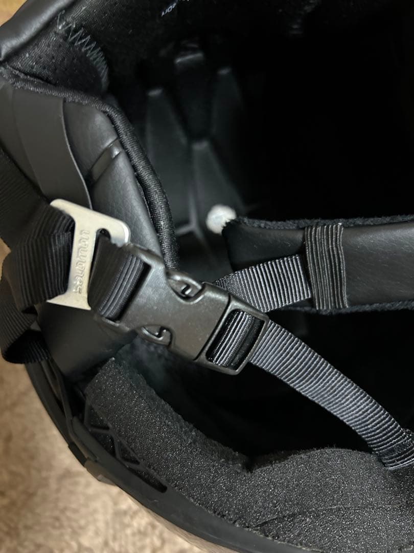 SALOMON スキー・スノーボード　バイザー付ヘルメット　サイズM　箱潰れ有