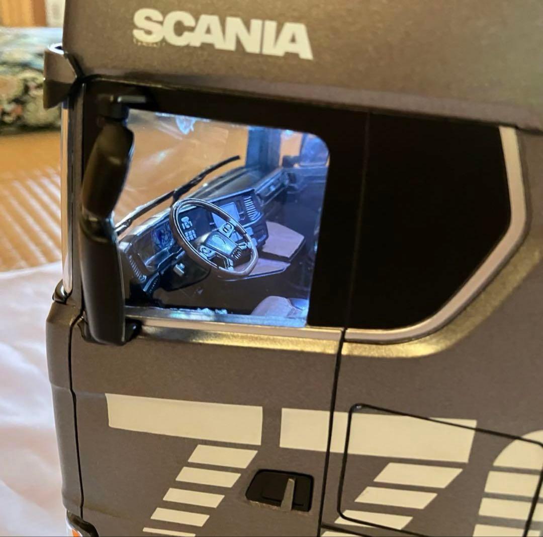 スカニア 770S V8 ヘッド本体＋トレーラーセット 1/18 グレー