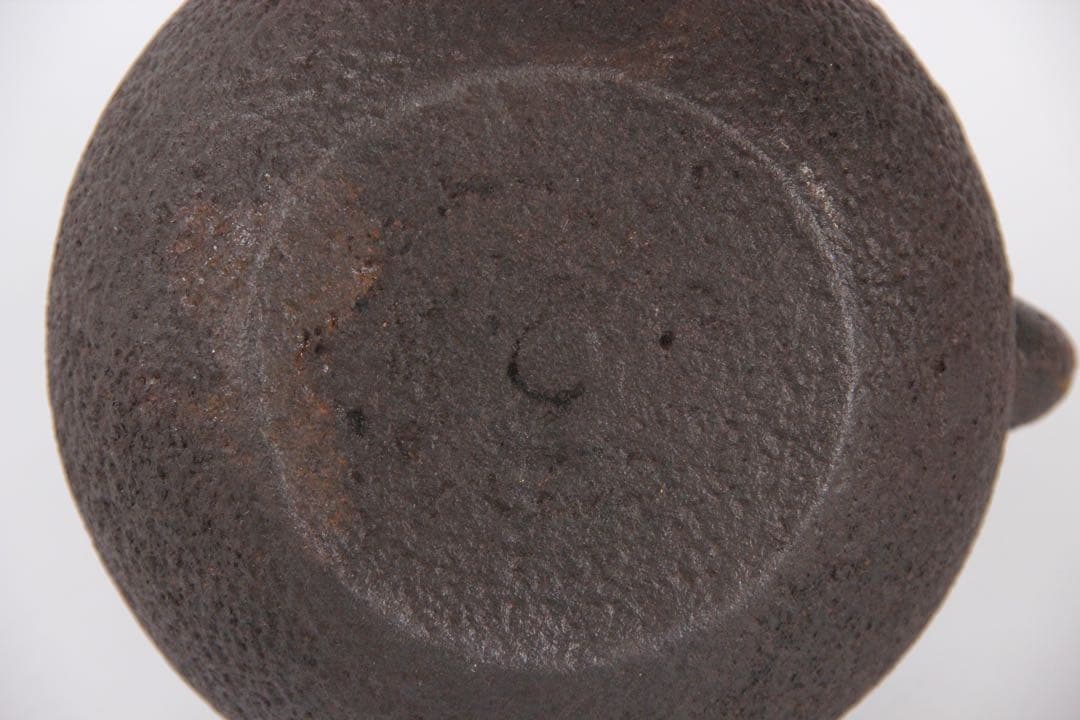 龍文堂造 鉄瓶 日丸形 銀摘 茶道具 約1200ml　岩肌 EL11-26