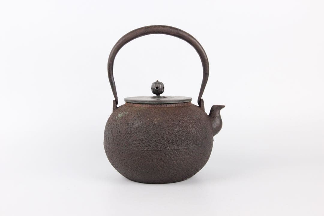 龍文堂造 鉄瓶 日丸形 銀摘 茶道具 約1200ml　岩肌 EL11-26