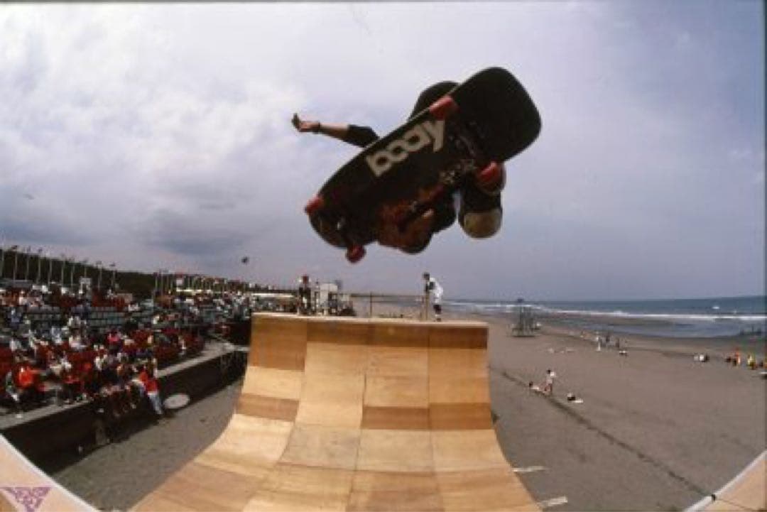 ADCTOモニュメントネオンアート