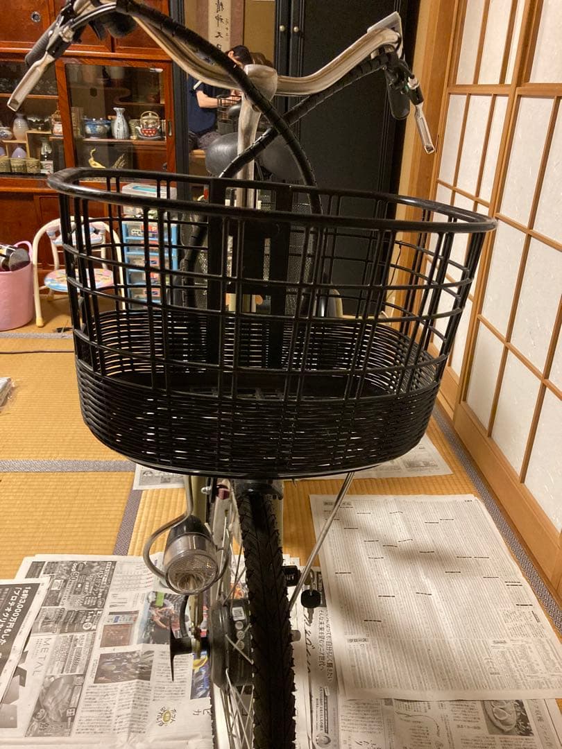 ノーパンク電動三輪車 クリーム色 前後バスケット付き