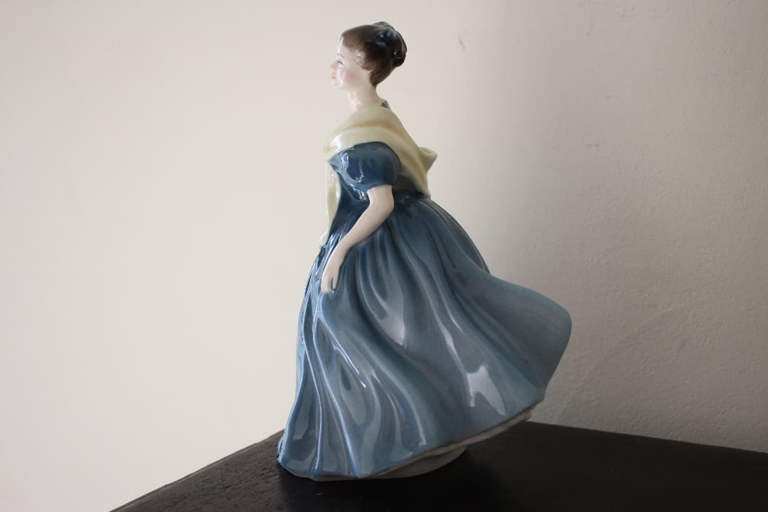 ロイヤルドルトン　フィギュリン　陶器人形　アドリアン