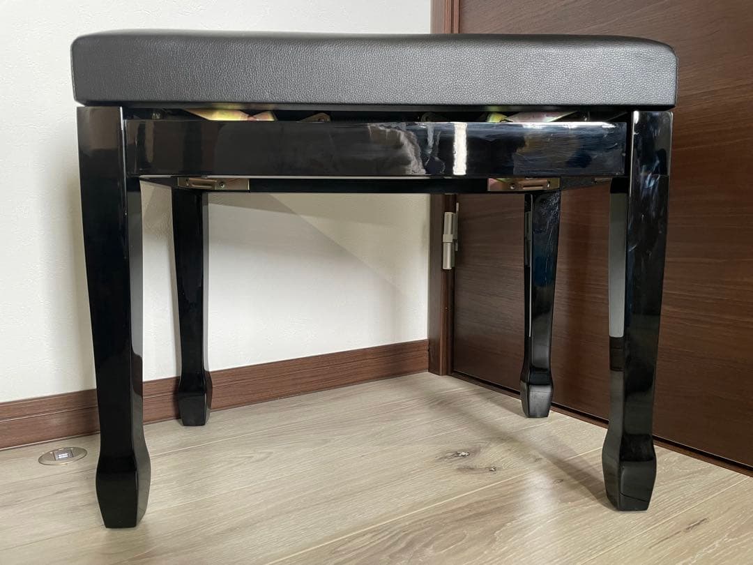 中古良品.６つボタン.ピアノ椅子