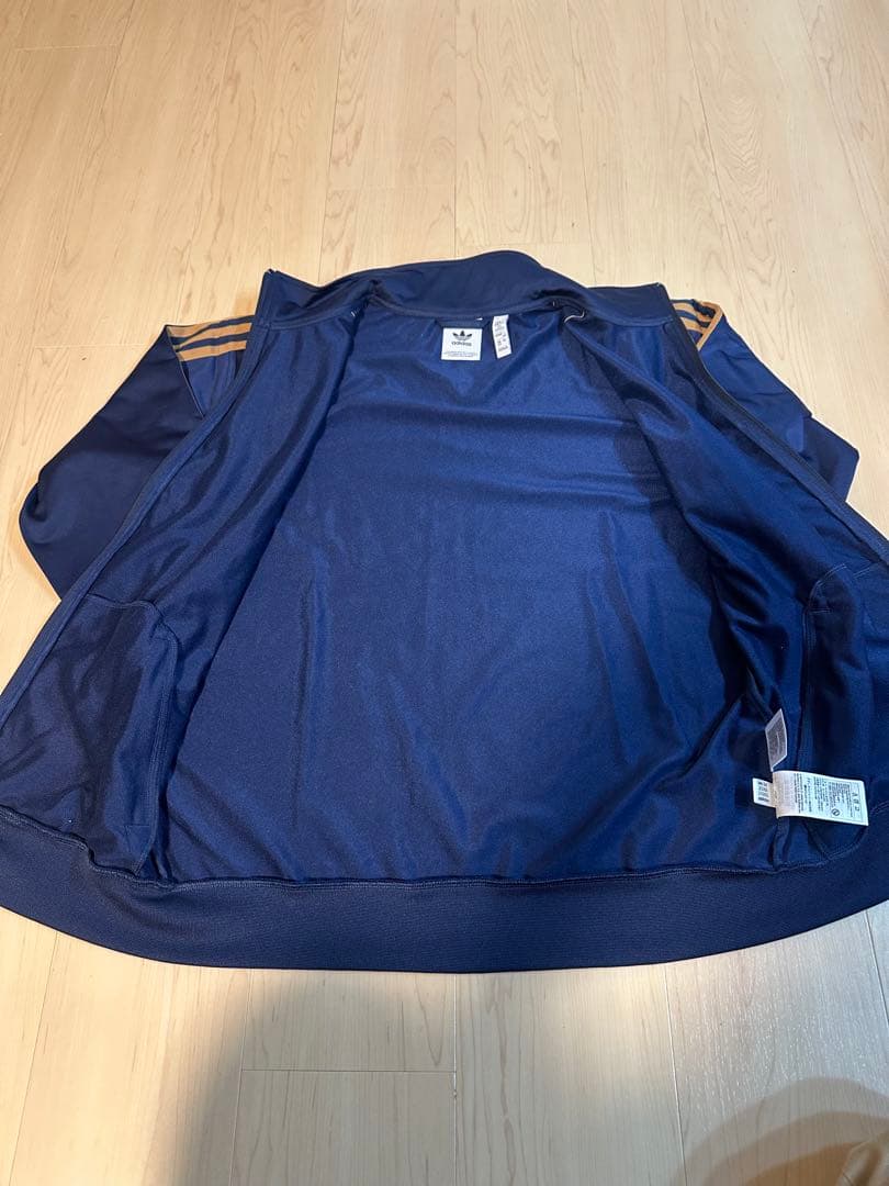 adidasトラックジャケット