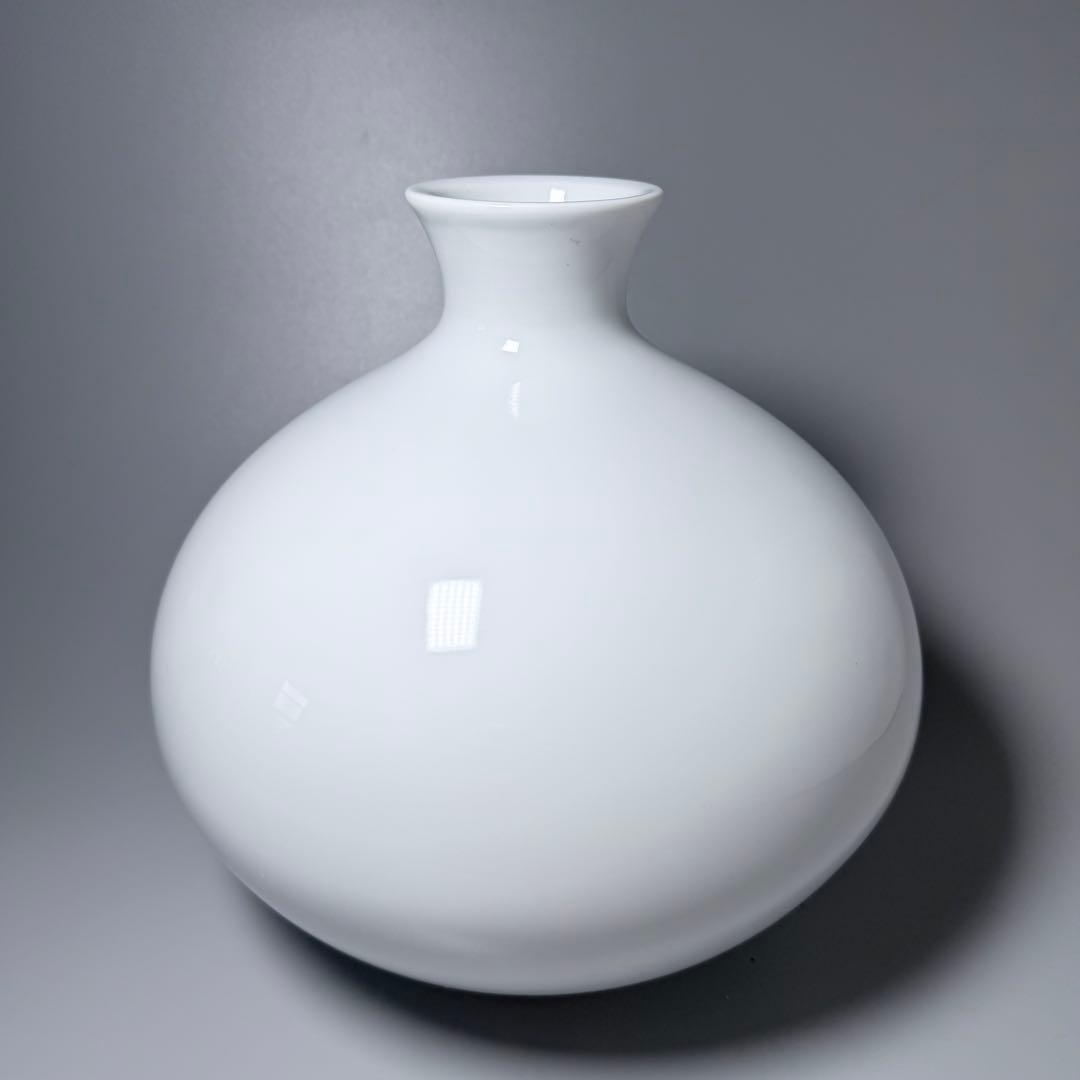 人間国宝　井上萬二　白磁牡丹彫文花瓶　大作　胴径約26cm　特注箱　110万円