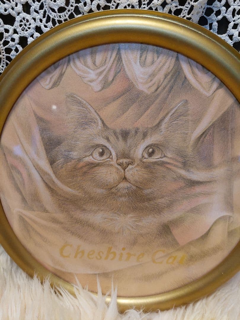建石修志さん絵画「木の枝の上に例のチェシャー猫が」