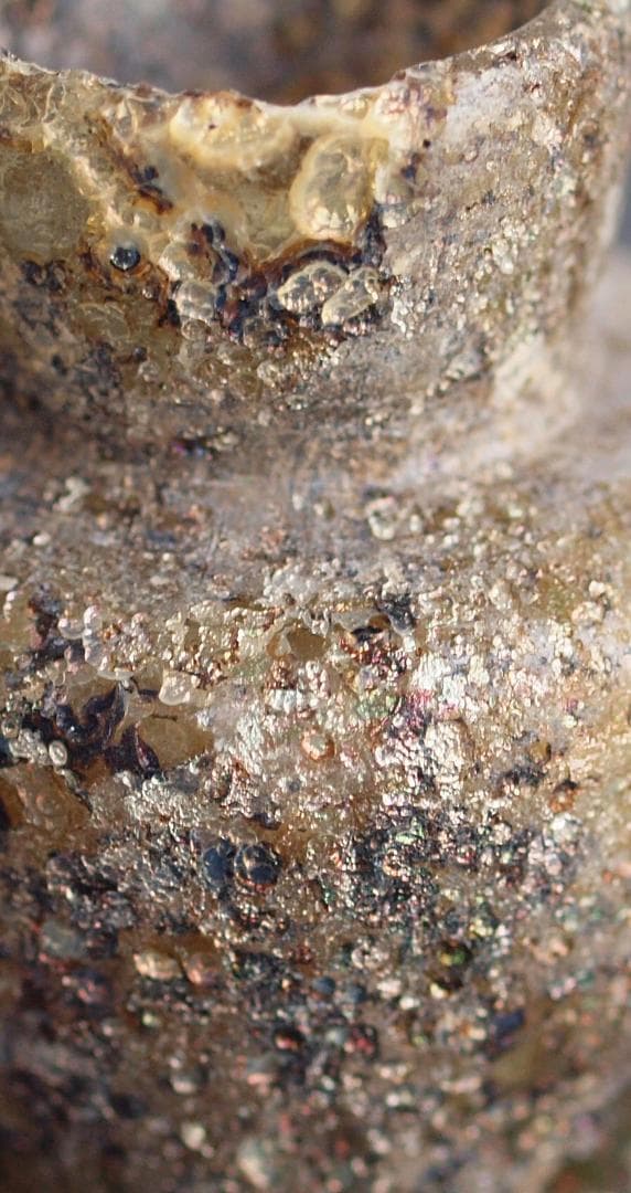 薄黄緑ガラスの胎を、赤紫や青緑の銀化が美しく飾る、香油入れローマン・ガラス小瓶