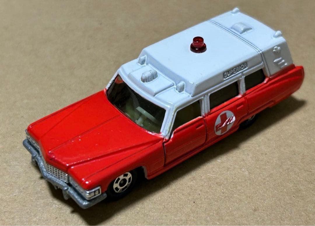 トミカ キャデラック 救急車 2台セット