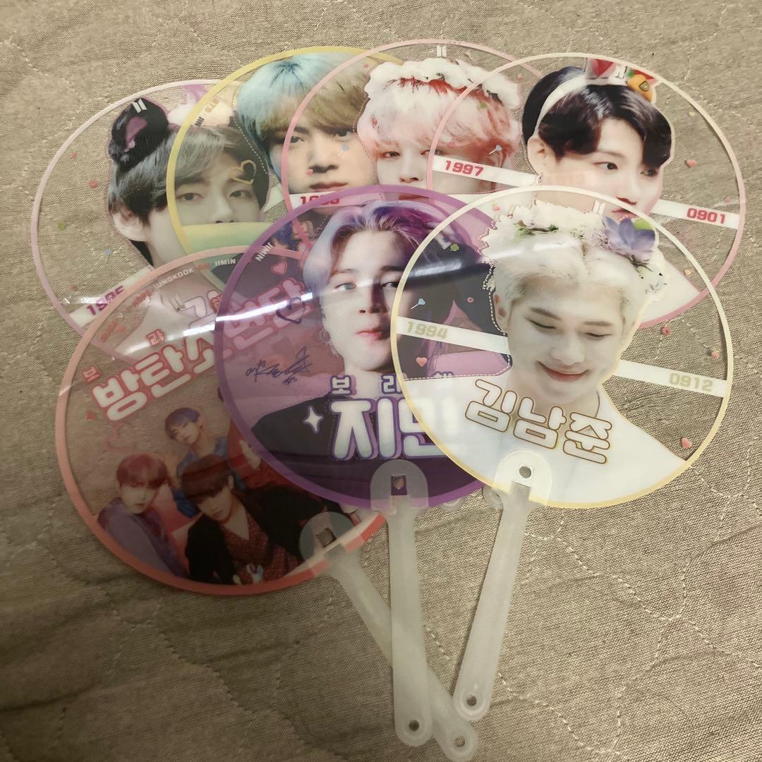 BTS非公式グッズ うちわ.シール.トレカ.缶バッチ.写真. shookyぬい