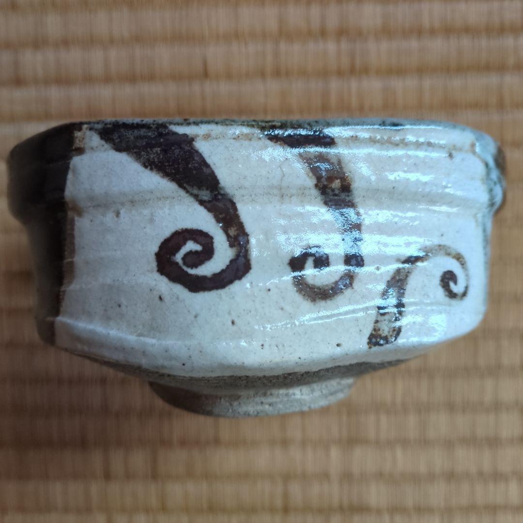 茶碗 白色 黒色模様 木箱付き　織部茶碗　わらび文様　織部焼　直径約13cm