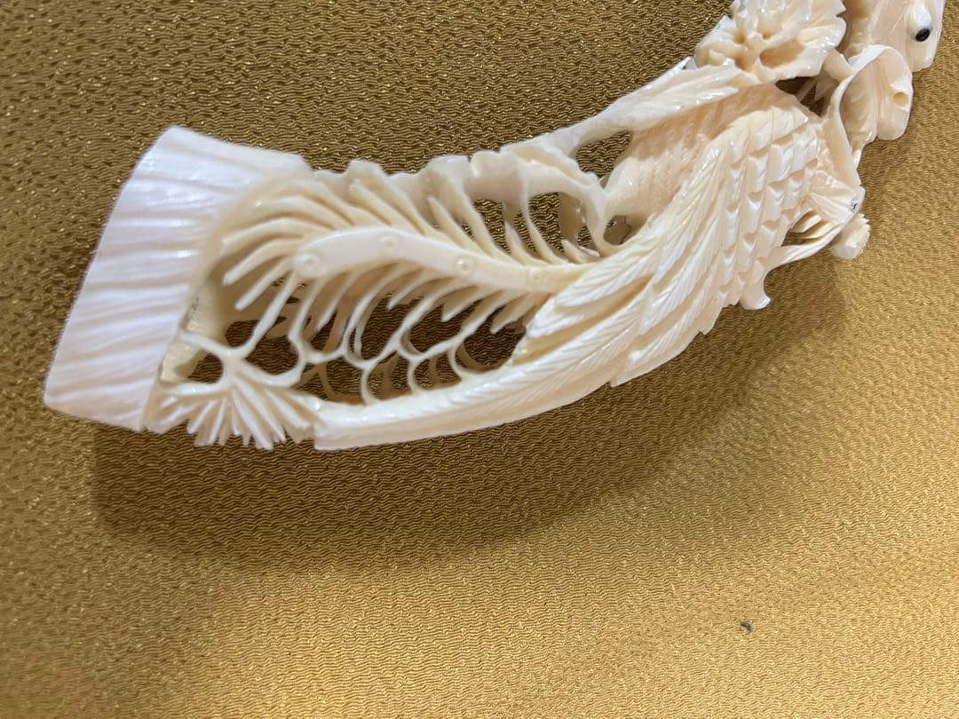 マンモスの牙や天然素材から彫られた、龍や鳳凰の精巧な透かし彫りが施された彫刻品