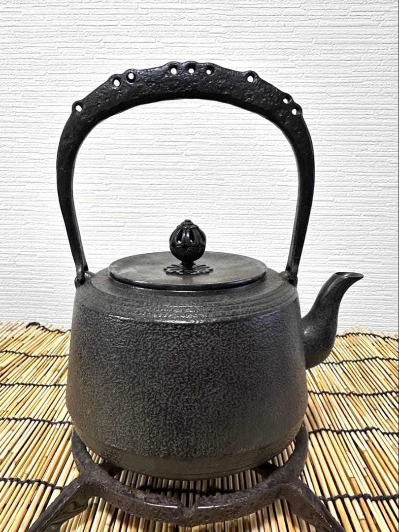 未使用品、タグ、供箱付　南部薫山工房造　面取型１０型　南部鉄瓶　南部鉄器　鉄瓶