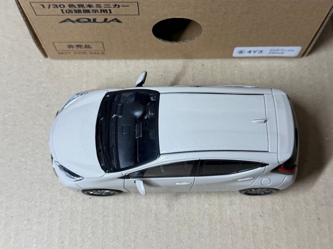 トヨタ アクア クリアベージュメタリック 色見本ミニカー カラーサンプル　1台