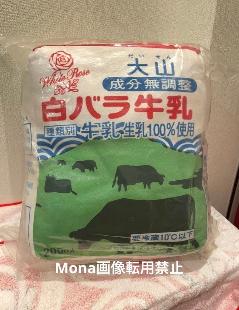 希少【数量限定品】　白バラ牛乳　クッション