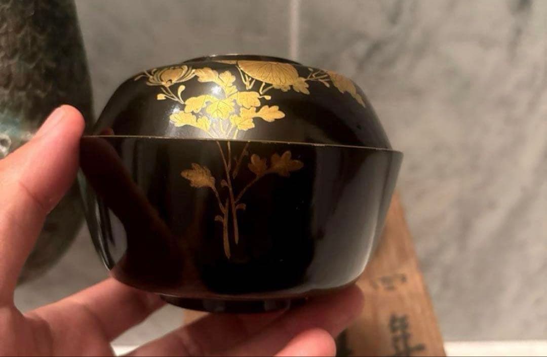 芸術的なお花、蝶々とふんだんに使われた金彩が美しい豪華絢爛な木製輪島漆塗お椀2客
