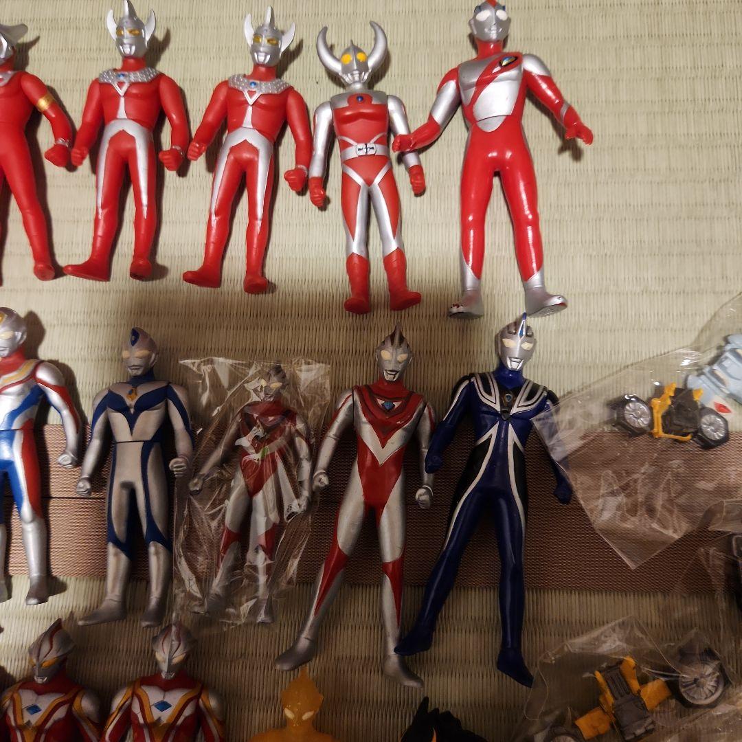 ウルトラマンフィギュア 30体セット　戦闘機付き