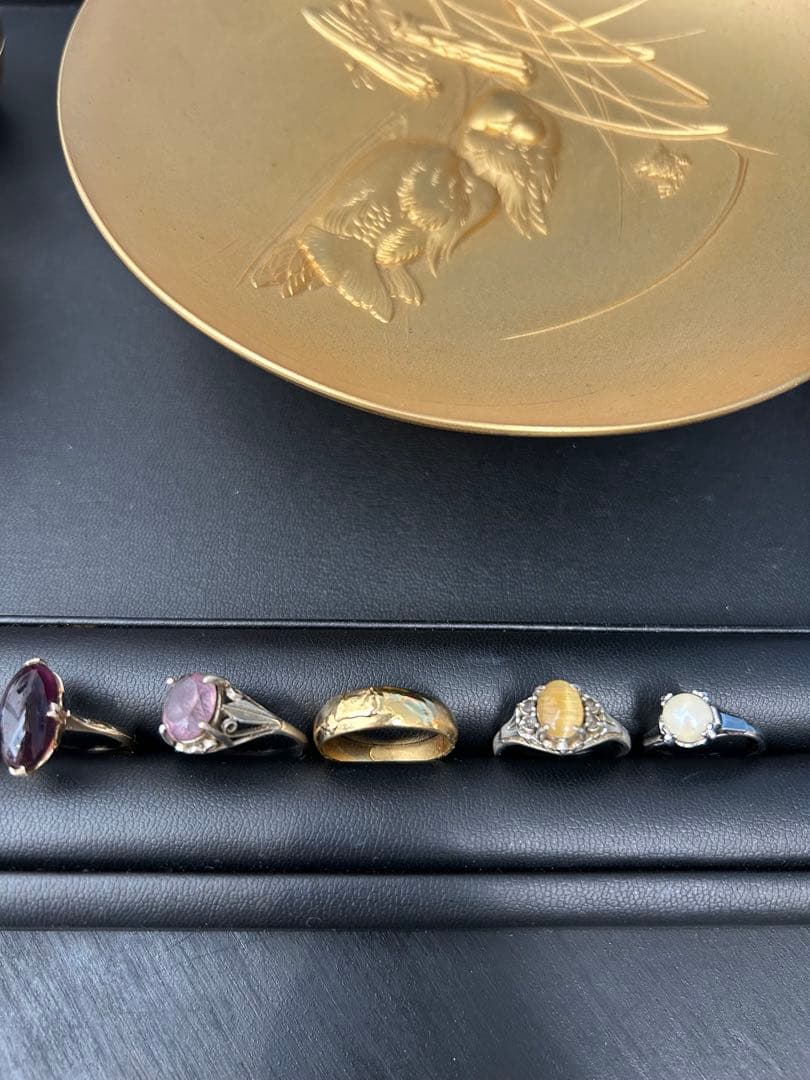 宝石付きリングと金杯セット
