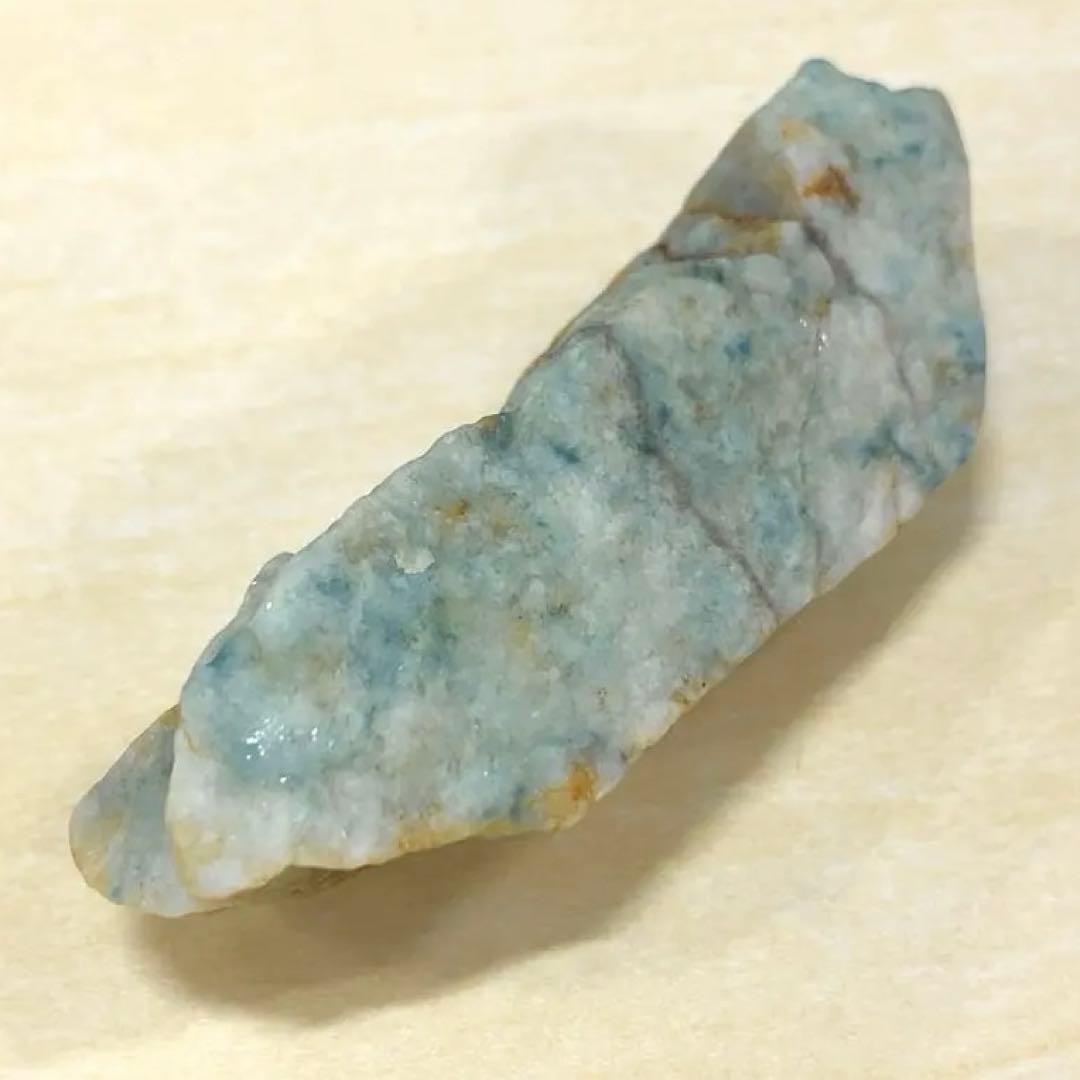 糸魚川翡翠　入りコン沢青翡翠　38g　鉱物標本