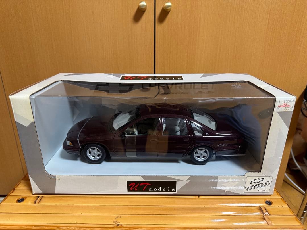 UT models Chevrolet Impala マルーン 1/18