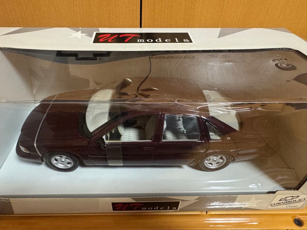 UT models Chevrolet Impala マルーン 1/18
