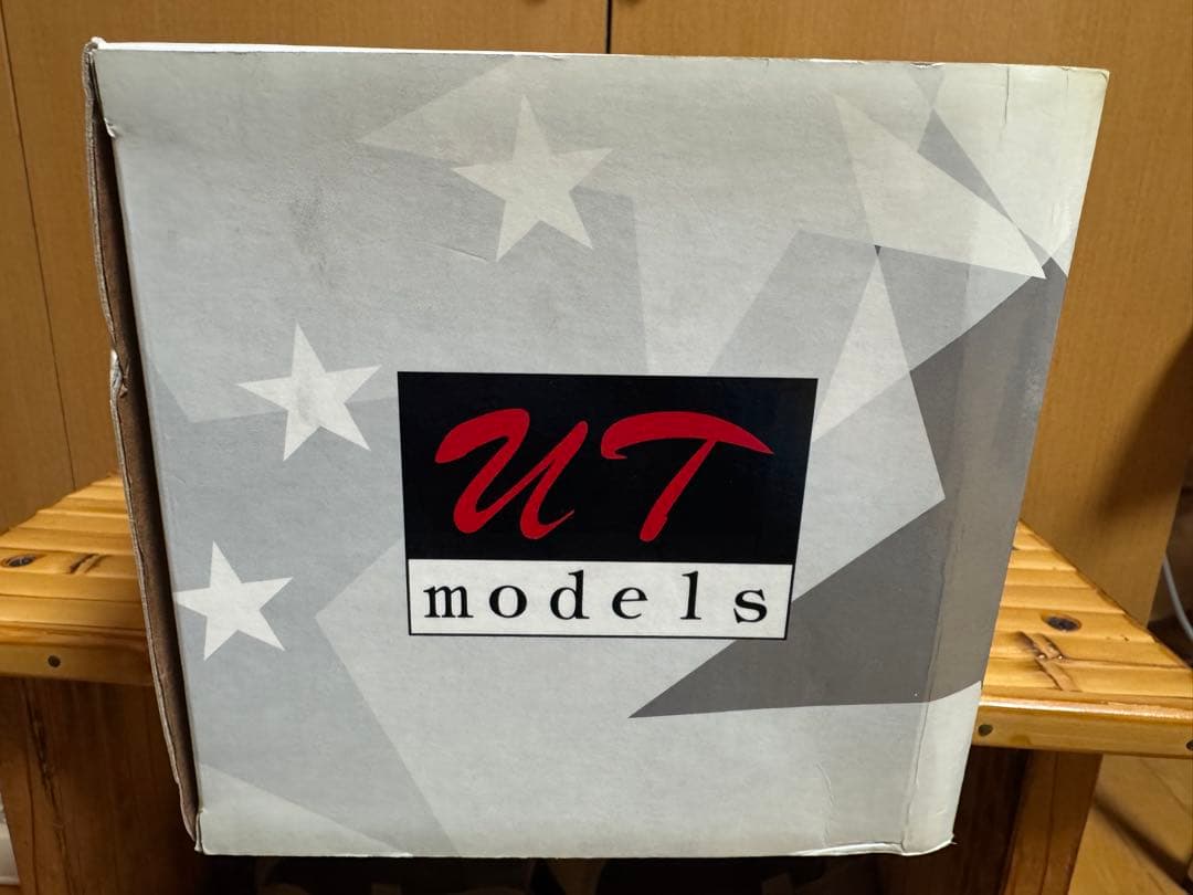 UT models Chevrolet Impala マルーン 1/18
