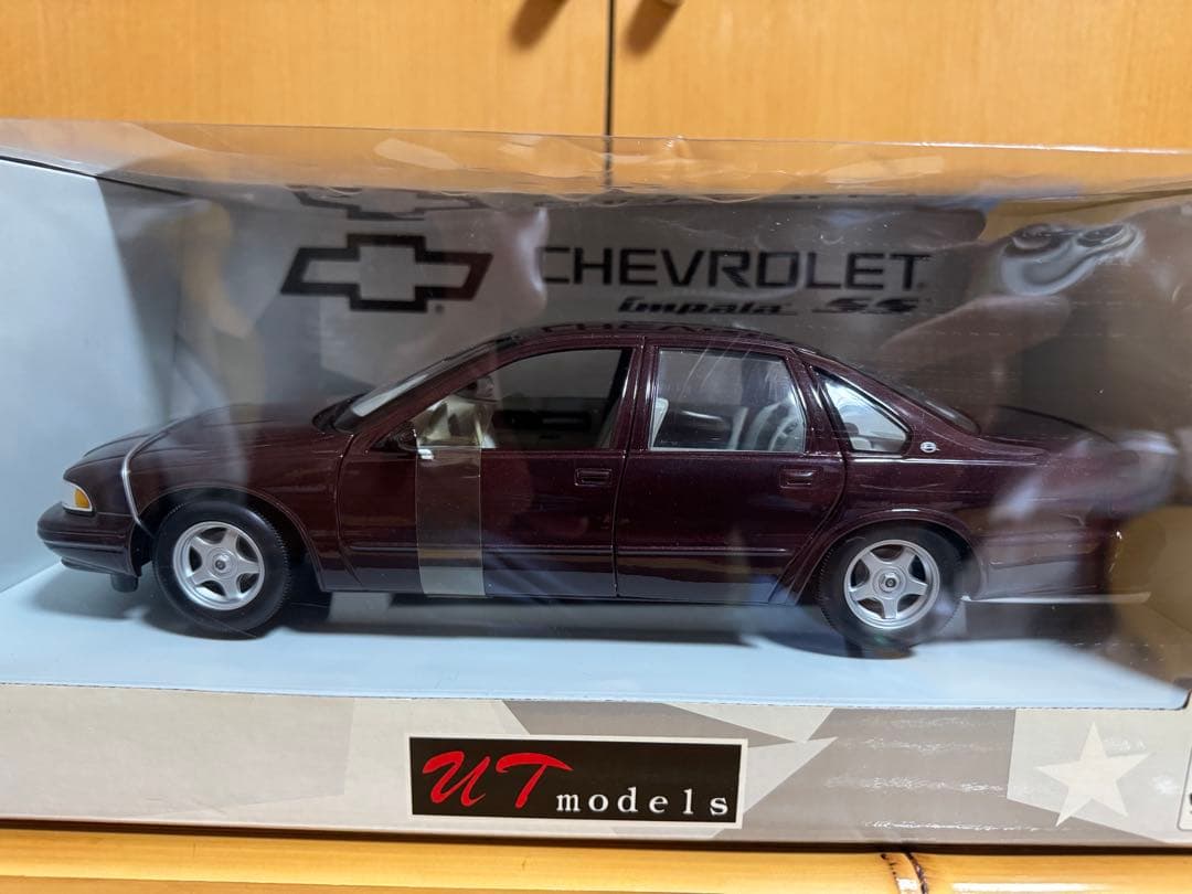 UT models Chevrolet Impala マルーン 1/18