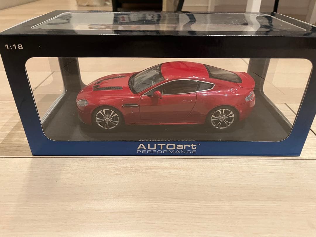 ミニカー AUTOart Aston Martin V12 Vantage 1:18