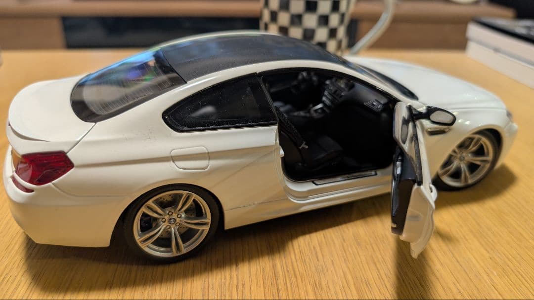 【美品】 M6 F13 ホワイト 1/18 モデルカー
