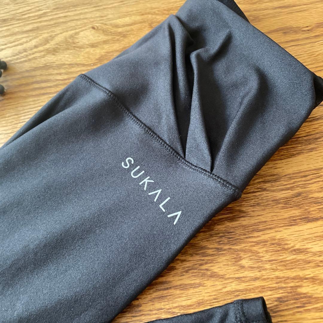 ソイ。です。美品　SUKALA アシンメトリーブラトップMとレギンスS