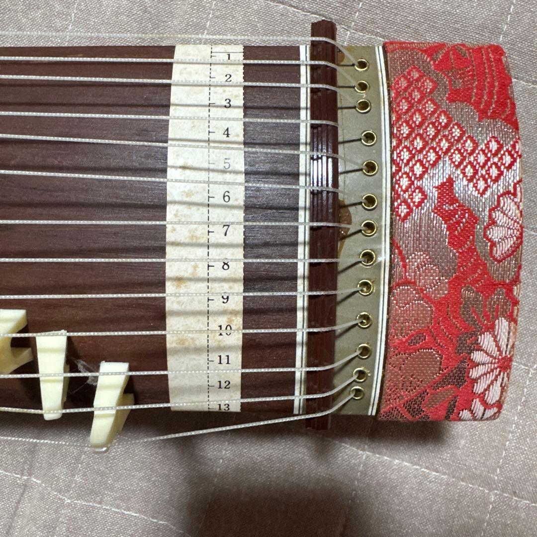 木製琴 13弦 赤い装飾付き