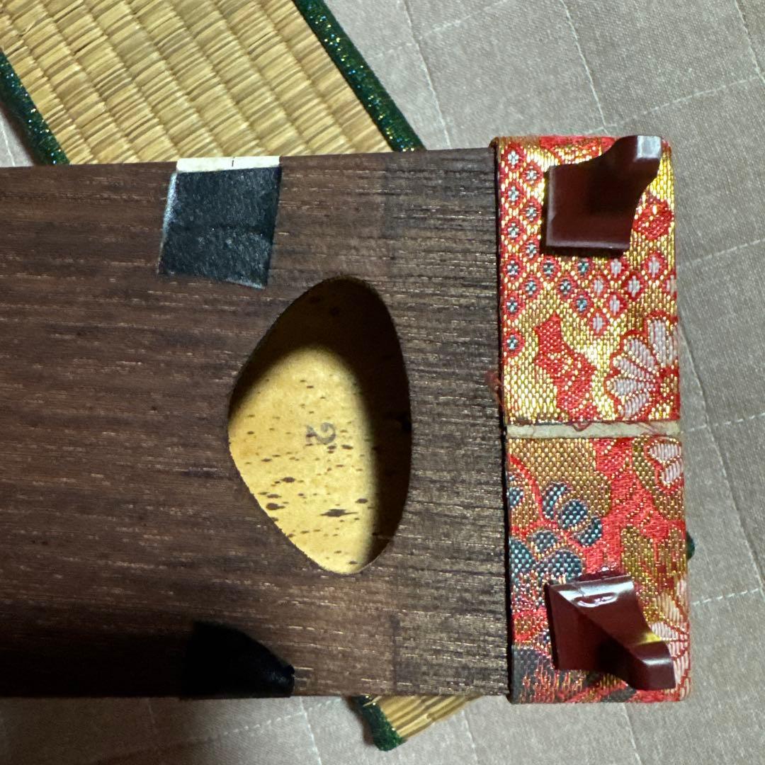 木製琴 13弦 赤い装飾付き