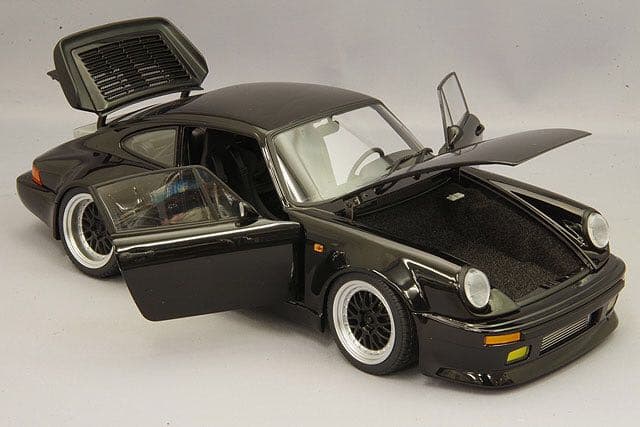 〔未開封品〕オートアート1/18 ポルシェ911(930)ターボ　ブラックバード