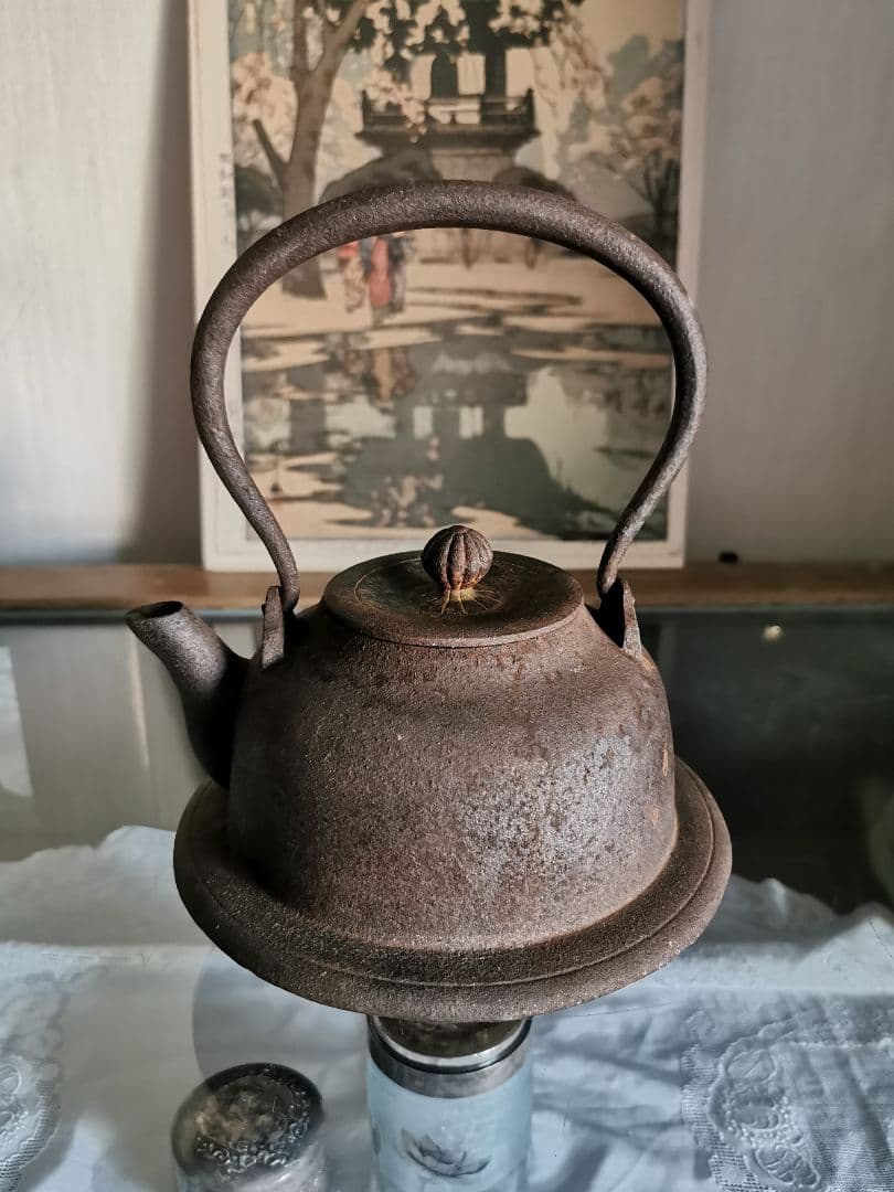 和骨董 重厚な１Ｌ南部鉄瓶 赤紫茶鉄器 珍しい胴下周り装飾付フォルム 菊/蓮摘み