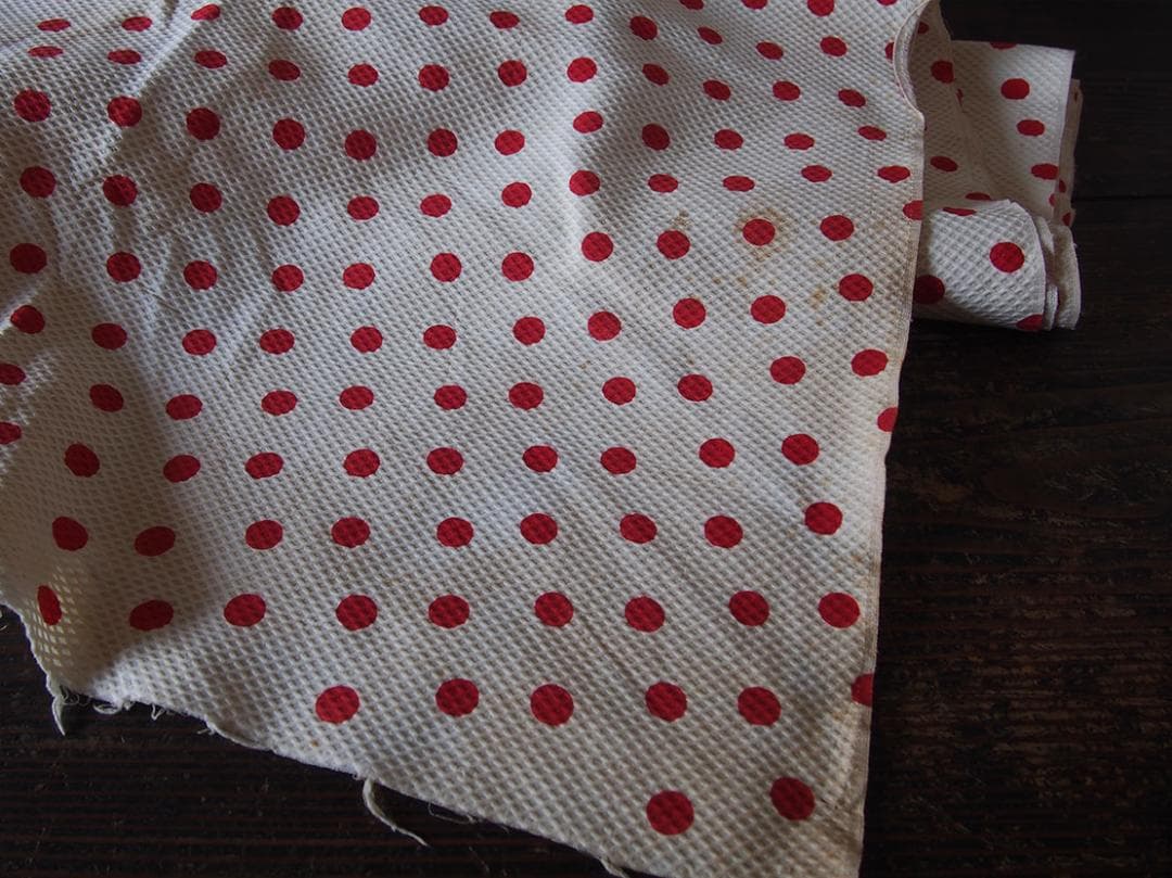 赤い水玉模様のコットンピケベビー服用 ファブリック 幅77c×464c/K405
