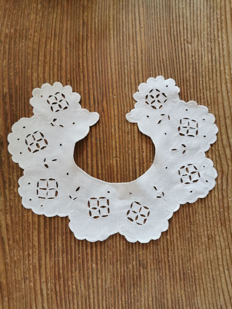 アンティーク オープンカットワーク花刺繍 アイレット スカラップスタイ 付け襟