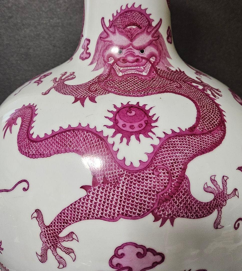 中国美術　中国陶磁器　大清乾隆年製銘　紅釉　粉彩　八龍図　五爪の龍図　大天球瓶